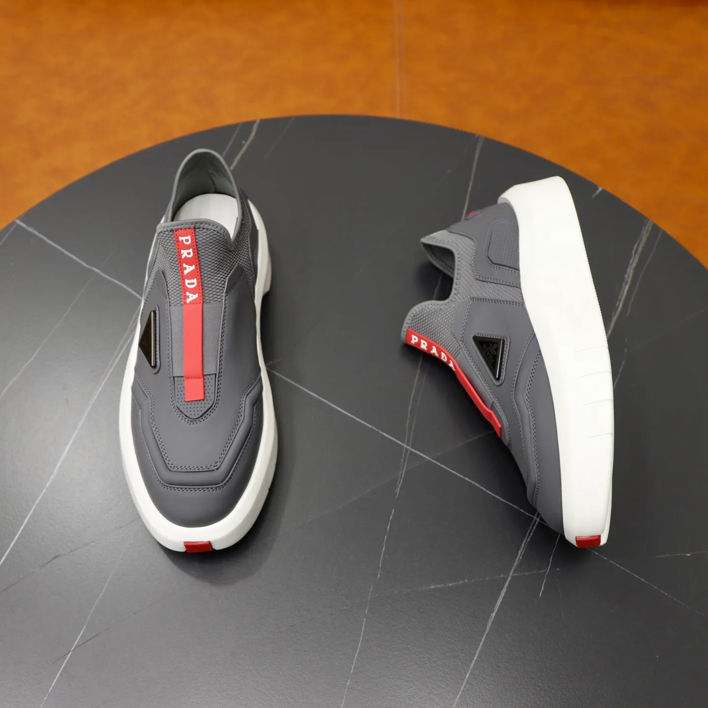 Men's shoes: 620💰🙅‍♂️🙅‍♂️🙅‍♂️ Brand: PRADA Standard code: 38–44 (45 can be customized) Level: Same as the official website Material: Original cowhide fabric Comfortable sheepskin lining Lightweight wear-resistant outsole Style category: Men's fashionable casual shoes and boots Running sneakers Distinguished luxury brand elements Top luxury Color: actual picture color